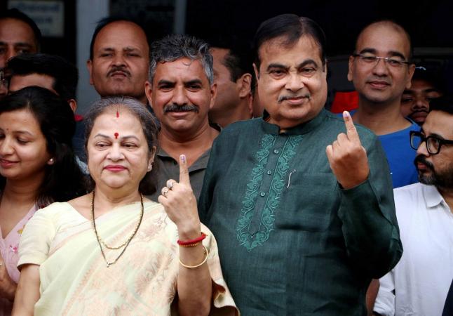 Gadkari votes in Nagpur, confident of winning by a wide margin